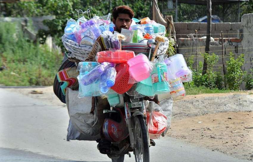 اسلام آباد: موٹر سائیکل سوار محنت کش پھیری لگا کر گھریلو ..