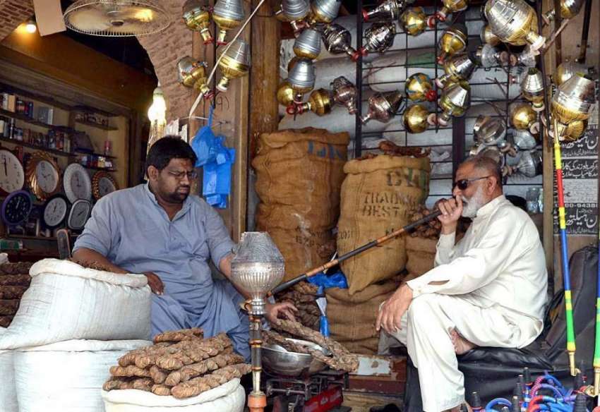 لاہور: دکاندار تمباکو فروخت کے لیے گاہکوں کا منتظر ہے۔