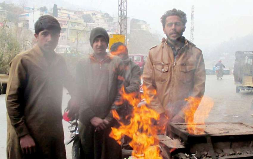 مظفر آباد: ریاستی دارالحکومت میں شہری سردی کی شدت کم کرنے ..
