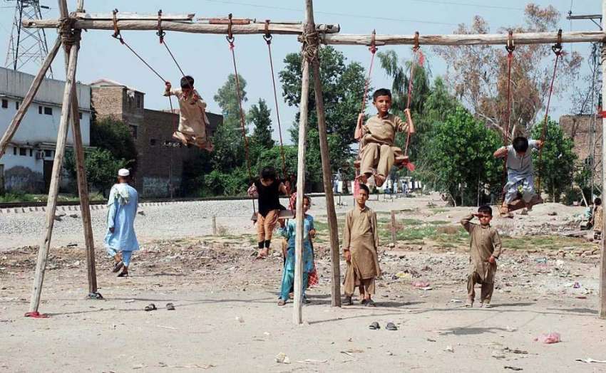 پشاور: بچے جھولوں سے لطف اندوز ہو رہے ہیں۔