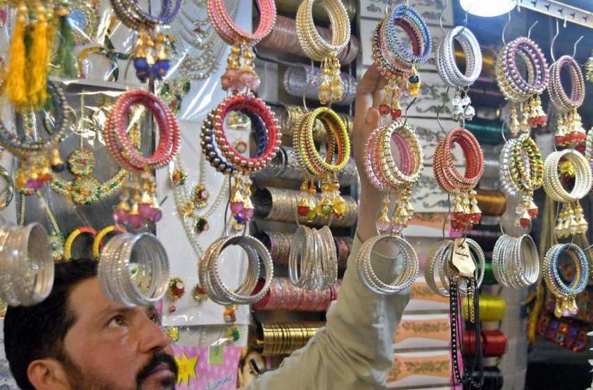 راولپنڈی: موتی بازار میں دکاندار عید کے حوالے سے جیولری ..