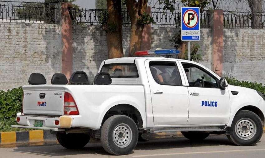 راولپنڈی: نو پارکنگ کے بورڈ کے باوجود پولیس کی گاڑی غلط جگہ ..