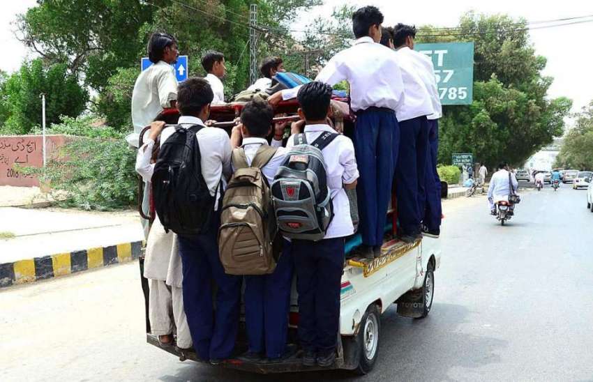 حیدر آباد: سکول سے چھٹی کے بعد بچے سوزوکی پک پر خطرناک انداز ..