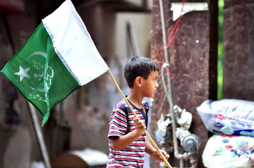 اسلام آباد: وفاقی دارالحکومت میں ایک بچہ قومی پرچم خرید ..