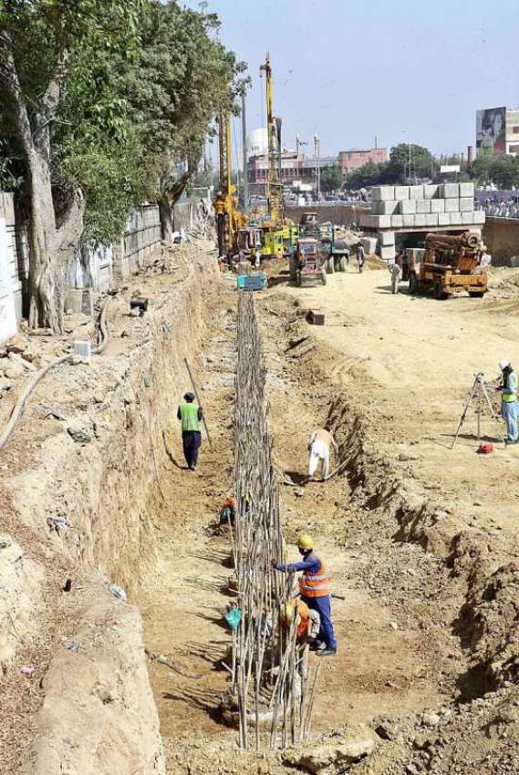 کراچی: مزدور گرین لائن بس پراجیکٹ کے تعمیراتی کام میں مصروف ..