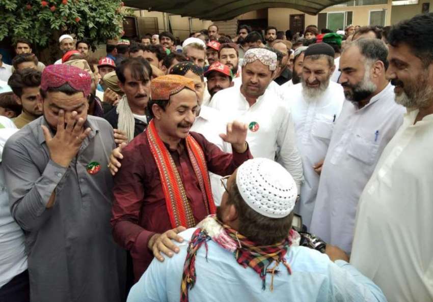کراچی: پاکستان تحریک انصاف کے رہنما حلیم عادل شیخ جیتنے ..