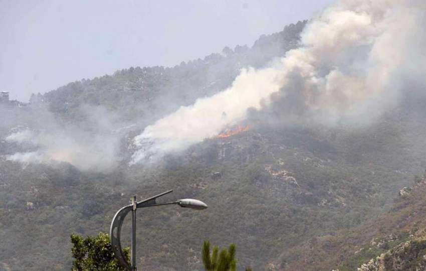 اسلام آباد: آگ سے نکلنے والا دھواں فضائی آلودگی کا سبب بن ..