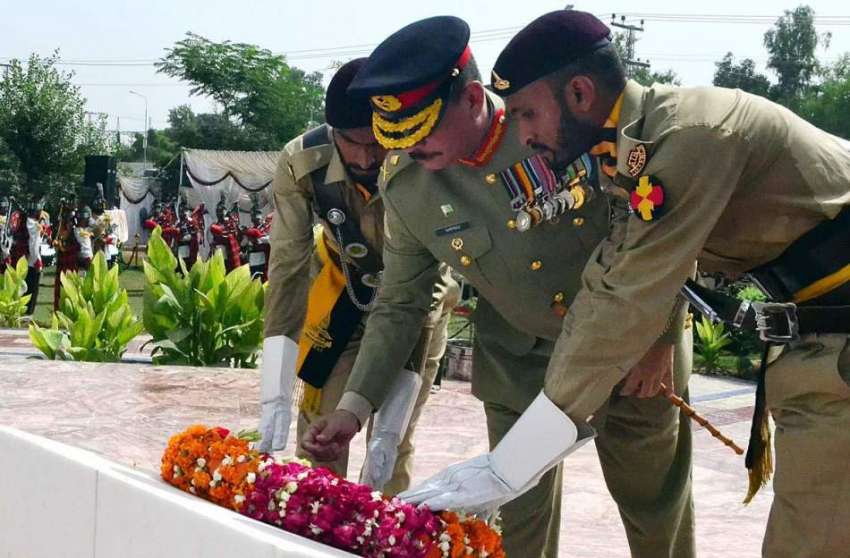سرگودھا: یوم شہداء پاکستان کے موقع پر پاک فوج کے افسران یادگار ..