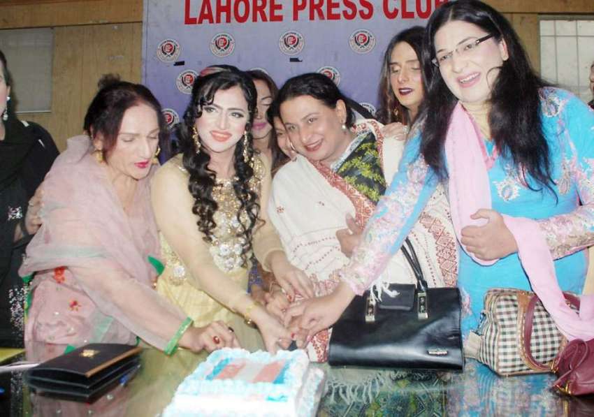 لاہور: خواجہ سراؤں کے حقوق کا بل پاس ہونے کی خوشی میں پریس ..