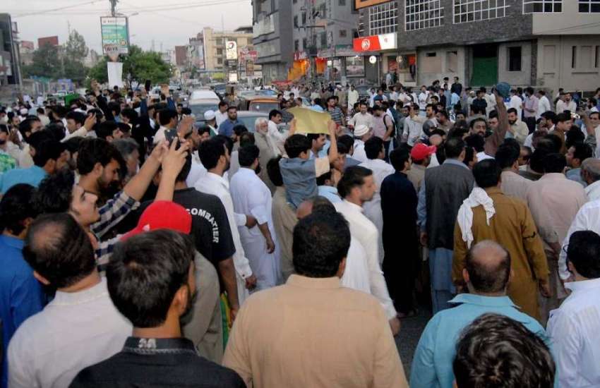 راولپنڈی: مسلم لیگی کارکن عدالتی فیصلے کے خلاف مری روڈ پر ..