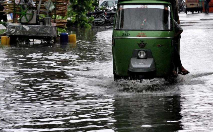 راولپنڈی: کمیٹی چوک کے قریب گاڑیاں بارش کے جمع پانی سے گزر ..