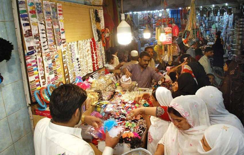 راولپنڈی: عید کی تیاریوں میں مصروف خواتینجیولری خرید رہی ..