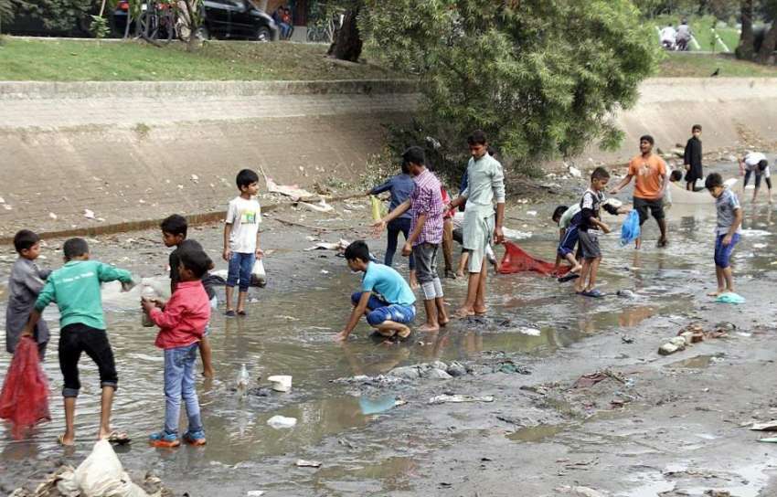 لاہور: بچے نہر سے مچھلیاں پکڑ رہے ہیں۔