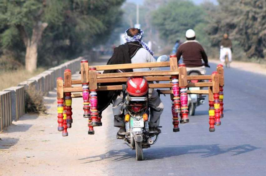 ملتان: موٹر سائیکل سوار خطرناک انداز سے چارپائیاں لیجارہا ..