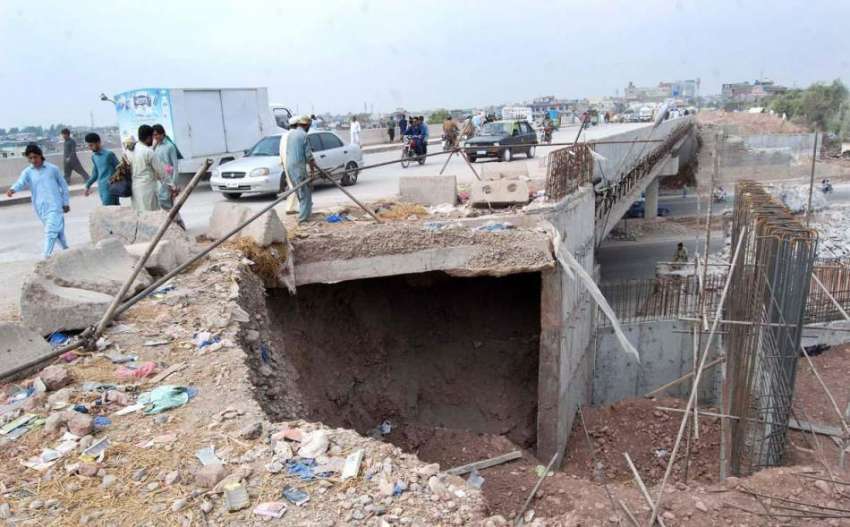 اسلام آباد: کھنہ پل انٹر چینج پر تعمیراتی کام کا منظر۔