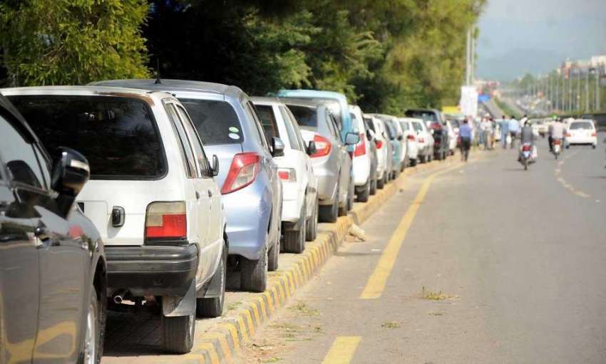 اسلام آباد: بلیو ایریا روڈ کے فٹ پاتھ پر گاڑیوں کی لگی لمبی ..