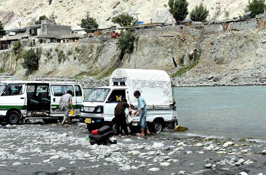 گلگت: شہری دریاکے کنارے اپنی گاڑیاں دھو رہے ہیں۔