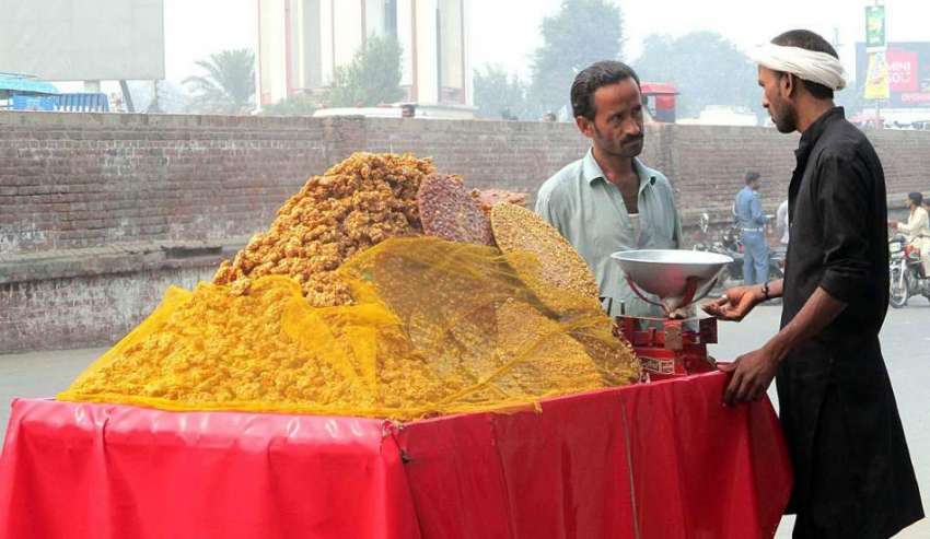 فیصل آباد: ریڑھی بان پھیری لگا کر کھانے پینے کی میٹھی اشیاء ..