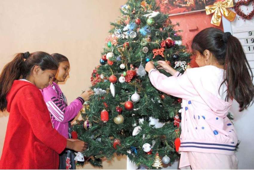 حیدر آباد: کرسمس کی آمد کے موقع پر بچے کرسمس ٹری سجا رہے ہیں۔