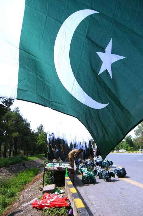 اسلام آباد:یوم آزادی کے حوالے سے دکاندار نے گاہکوں کو متوجہ ..