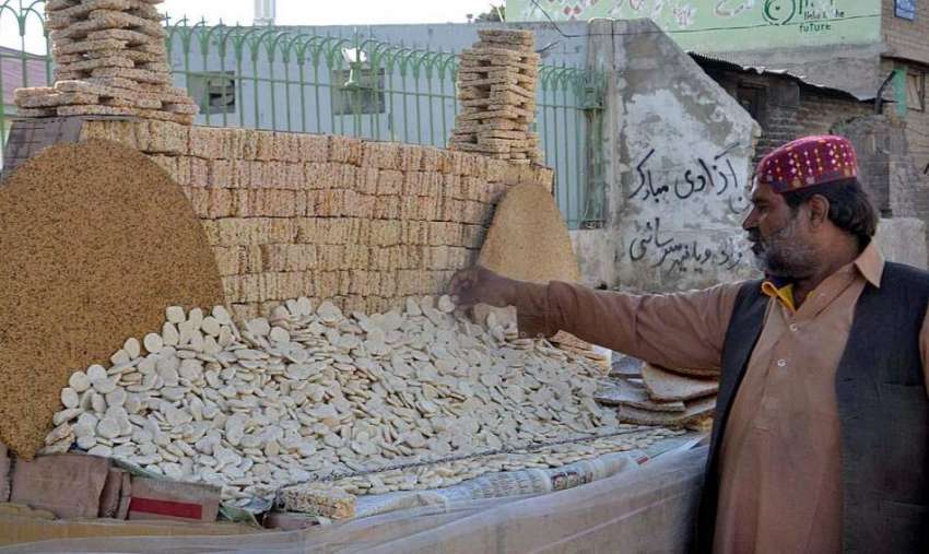 کوئٹہ: دکاندار گاہکوں کو متوجہ کرنے کے لیے ریوڑیاں سجا رہا ..