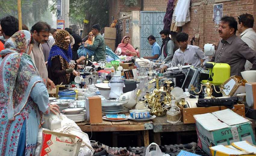 ملتان: ہفتہ وار جمعہ بازار سے شہری گھریلو استعمال کی اشیاء ..