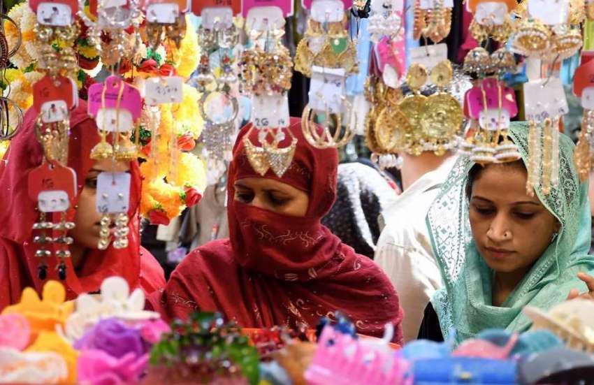 راولپنڈی: عیدالاضحی کی تیاریوں میں مصروف خواتین خریداری ..