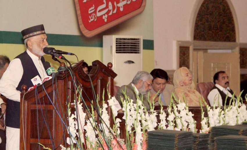 لاہور: ایوان اقبال میں منعقدہ تقریب کے آغاز سے قبل مرغوب ..