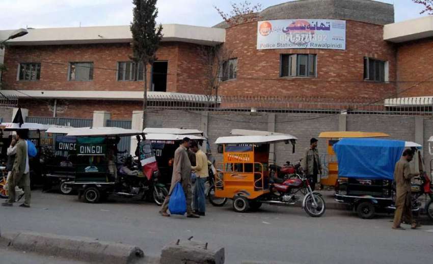 راولپنڈی: تھانہ سٹی کی تعمیر ہونیوالی عمارت کے باہر رکشہ ..