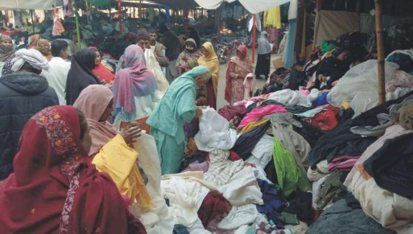 رائے نڈ: خواتین سردی سے بچاؤ کے لیے لنڈا بازار سے خریداری ..