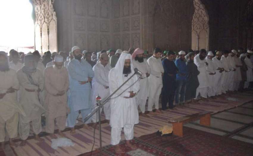 لاہور: تاریخی بادشاہی مسجد میں شہری نماز جمعہ ادا کر رہے ..