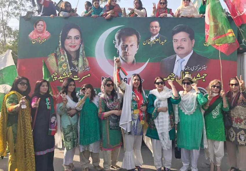 لاہور: تحریک انصاف ویمن ایگزیکٹو کونسل کی ممبر مسرت جمشیدچیمہ، ..
