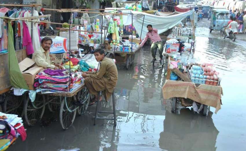 حیدر آباد: کپڑا مارکیٹ میں سیوریج کا پانی جمع ہے جس سے شہریوں ..
