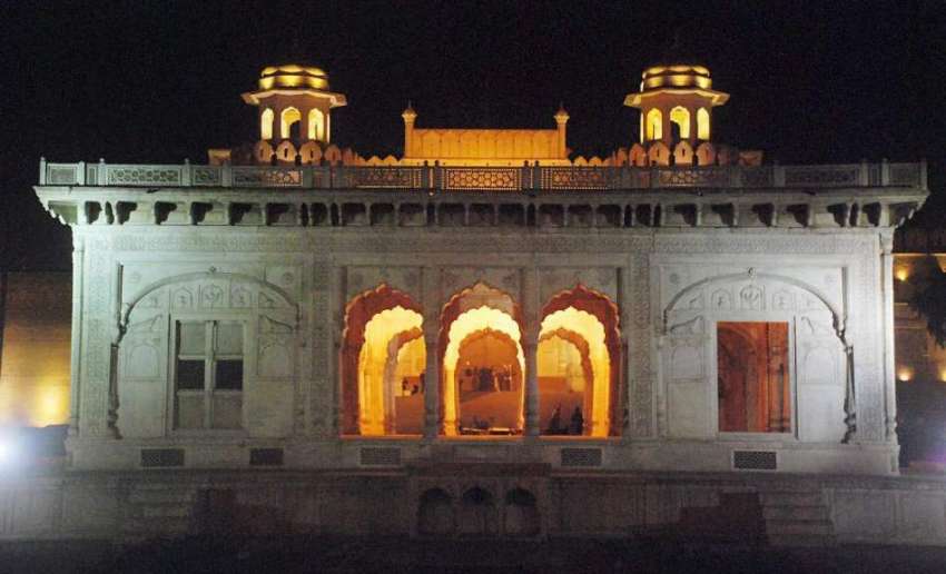 لاہور: حضوری باغ اور شاہی قلعہ کا رات کے وقت روشنیوں میں ..