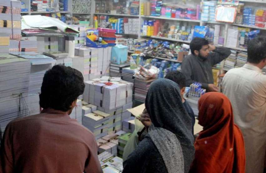راولپنڈی: اردو بازار میں بچوں کے والدین تعلیمی نئے سال کی ..