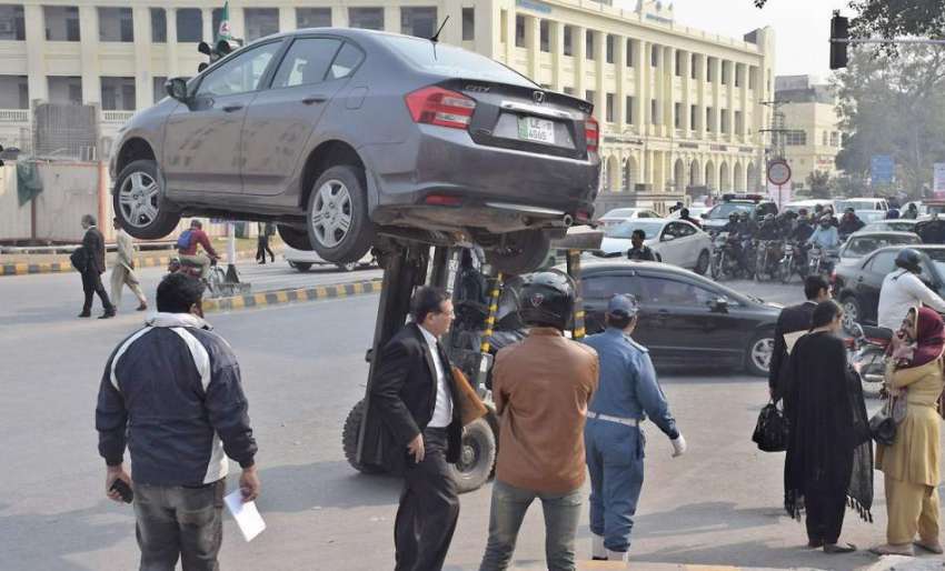 لاہور: ٹریفک وارڈن لفٹر کے ذریعے نو پارکنگ میں کھڑی گاڑی ..