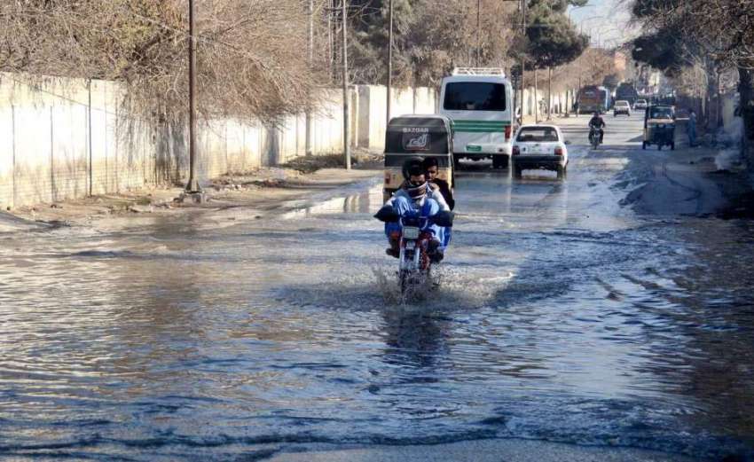 کوئٹہ: کالون روڈ پر کھڑے سیوریج کی پانی کے باعث شہریوں کو ..