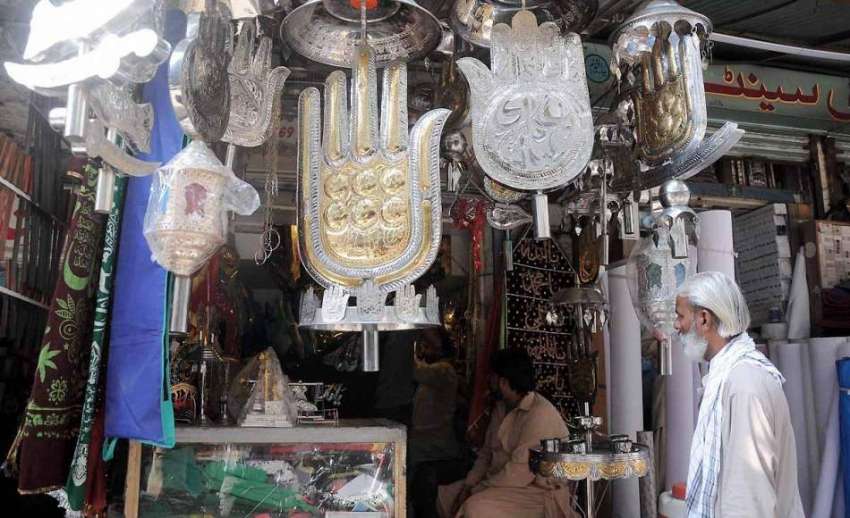 اسلام آباد: محرم الحرام کے سلسلہ میں عقیدت مند دکان سے تبرکات ..