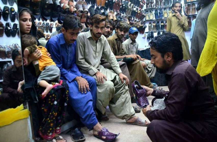 حیدر آباد: عید کی تیاریوں میں مصروف شہری ایک دکان سے جوتے ..