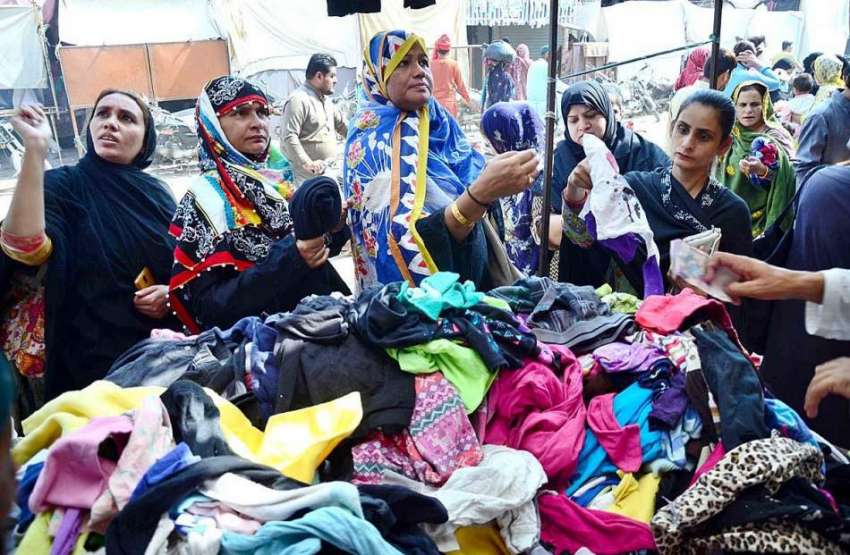 حیدرآباد: موسم سرما کے پیش نظر خواتین گرم کپڑوں کی خریداری ..