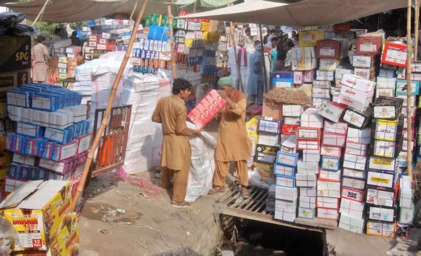 لاہور: محنت کش شوز کی تھوک مارکیٹ میں جوتوں کے ڈبے تھیلے ..