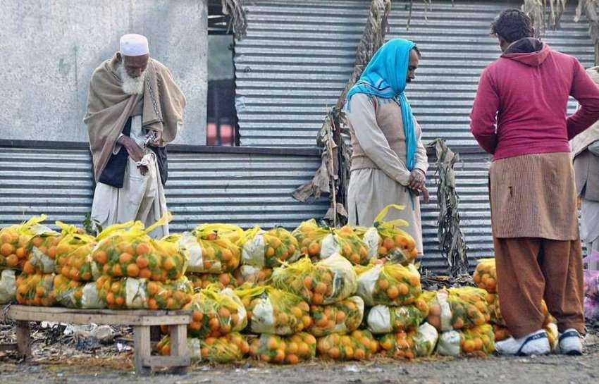راولپنڈی: دکاندار نے گاہکوں کو متوجہ کرنے کے لیے اورنج سجا ..
