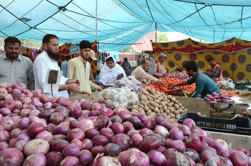 لاہور: شہری سستا رمضان بازار سے سبزیاں خرید رہے ہیں۔