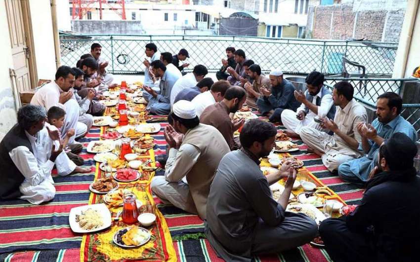 ایبٹ آباد: روزہ دار افطارے سے قبل دعا مانگ رہے ہیں۔