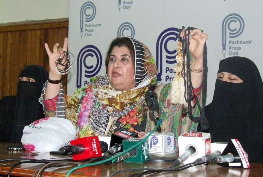 پشاور: پاکستان تحریک انصاف کی سابق ایم پی اے زرین ضیاء پریس ..