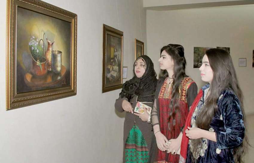 لاہور: الحمراء میں لڑکیاں پینٹنگ کی نمائش دیکھ رہی ہیں۔