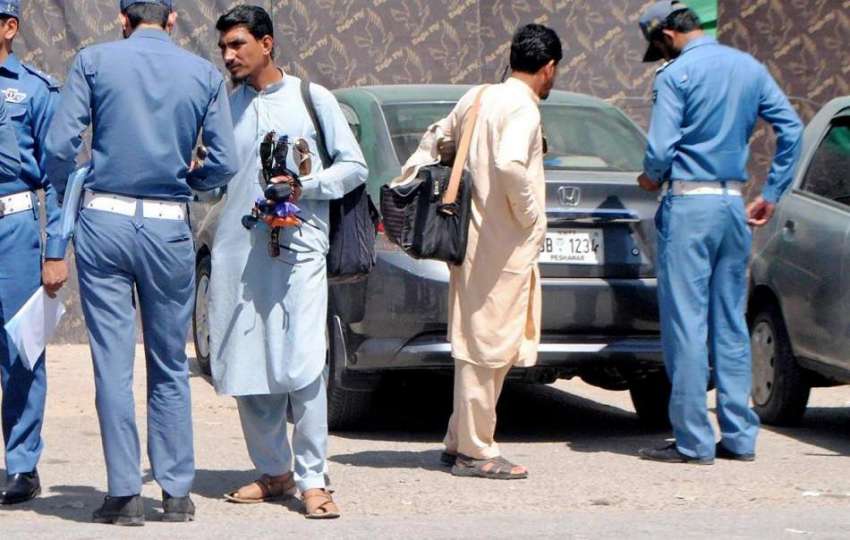 راولپنڈی: ٹریفک اہلکار دھوپ کے چشمے خرید رہے ہیں۔
