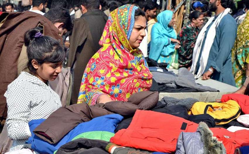 لاہور: شہری سڑک کنارے لگے سٹال سے استعمال شدہ گرم کپڑے خرید ..