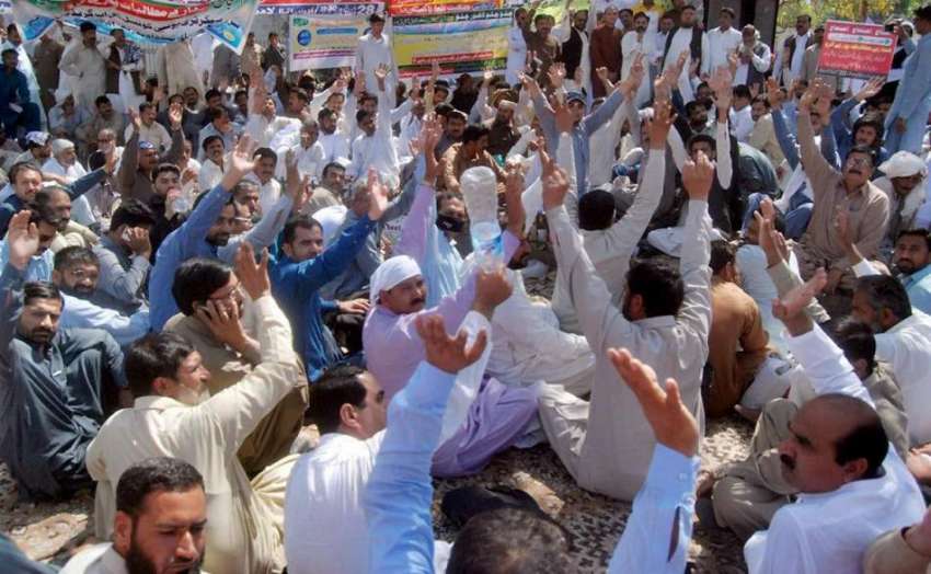 لاہور: لوکل گورنمنٹ کے ملازمین اپنے مطالبات کے حق میں مال ..