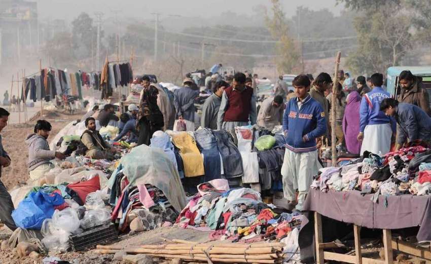 اسلام آباد: شہریوں کی بڑی تعداد کھنہ پل سے گرم کپڑے خرید ..